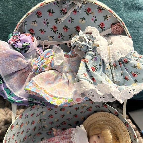 DOLL in a suitcase box with a set of dresses - Picture 5 of 15
